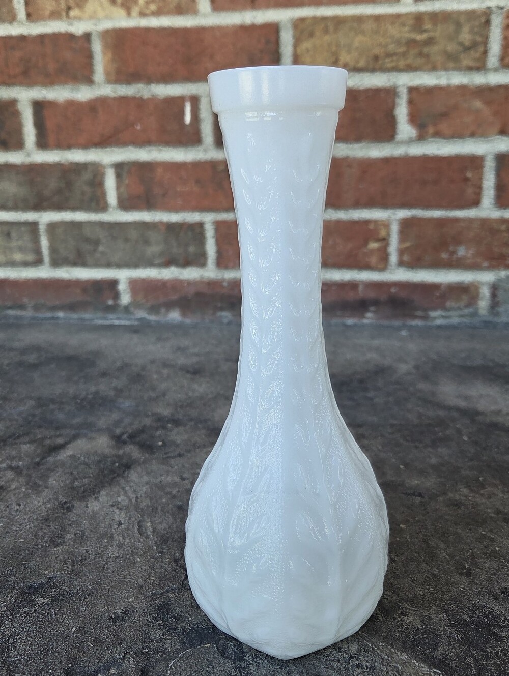 VintageWhite Milk Glass Bud Vase FTD 1981 - Classic Home Accent - Picture 4 of 6